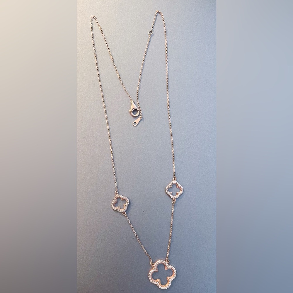 Elegant Rose Gold and Silver Clover Necklace - Picture 4 of 5